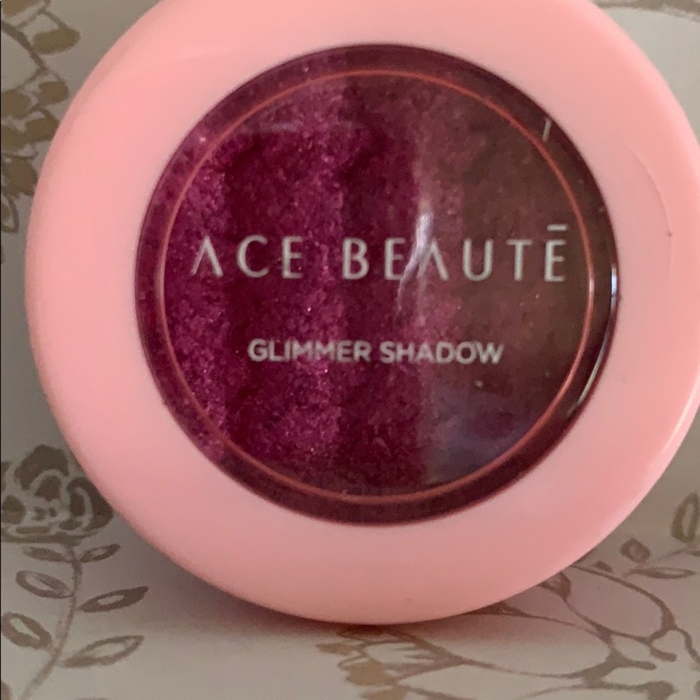 Ace Beaute’s glimmer shadow in Huckleberry